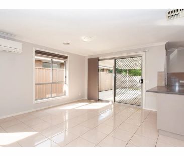 Spacious Family Home in Quiet Court - Photo 2