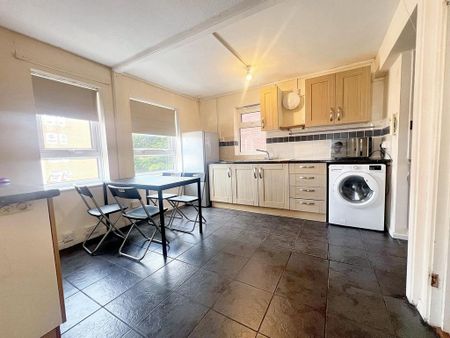 3 bedroom flat to rent - Photo 4