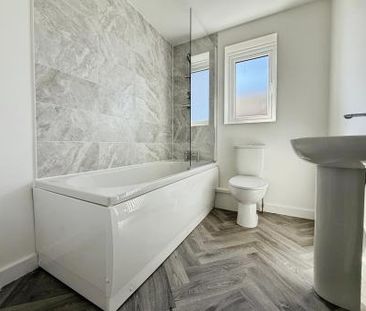 3 bedroom Semi-detached house To Let - Photo 6