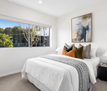 Contemporary apartment with study in heart of New Farm - Photo 5