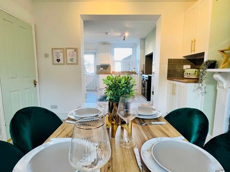Stylish ensuite house share opposite train station - Photo 2
