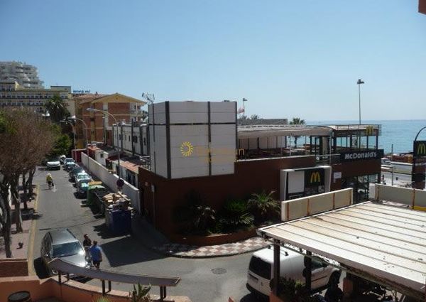 For rent MID SEASON from 01.9.24-30.06.25 APARTMENT ON 1ST LINE OF BEACH WITH SEA VIEWS IN BENALMADENA.