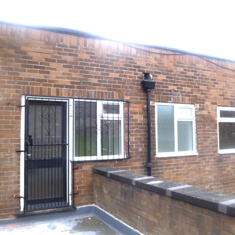 2 bedroom Flat in Whincover Drive, Leeds - Photo 1