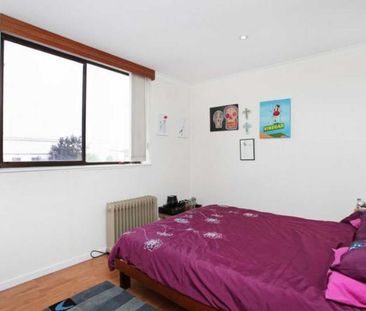Register to Inspect // Modern 2 Bedroom Apartment in West Footscray - Photo 6