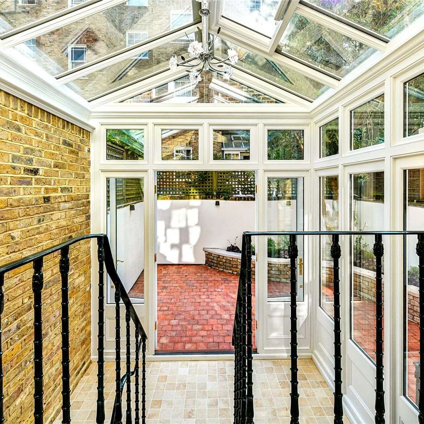 This is a beautifully presented 5 bedroom house in a prime Chelsea location. The property has a west facing garden and is ideally located moments from the Kings Road. - Photo 1