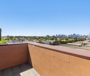 Modern 2-Bed Apartment with Stunning Views on the Rivers-edge! - Photo 6