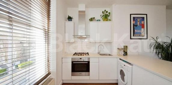 Fantastic spacious studio with high ceilings and ample storage space in Euston. - Photo 2