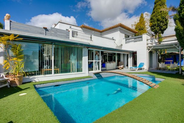 Detached Villa in Estepona - Photo 1