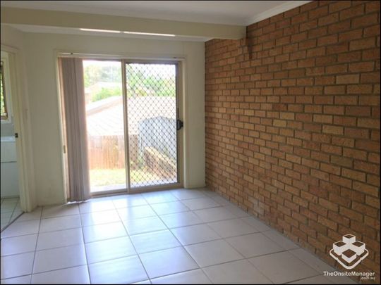 THREE BEDROOMS TOWNHOUSE WITH NEW AIR CONDITION - Photo 1