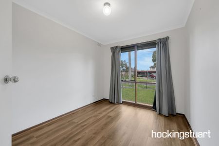 32 Holroyd Drive, - Photo 5