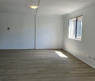 Just renovated - Spacious modern apartment - Photo 2