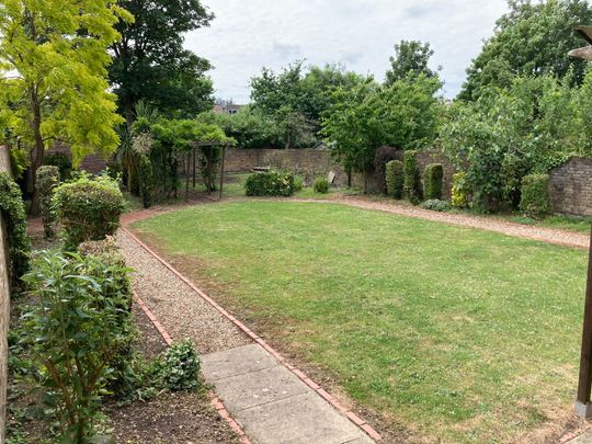 Studio Flat, Very Near Gordon Road Area, W5 - Photo 1