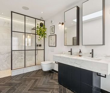 A stylishly designed five bedroom family home - Photo 2