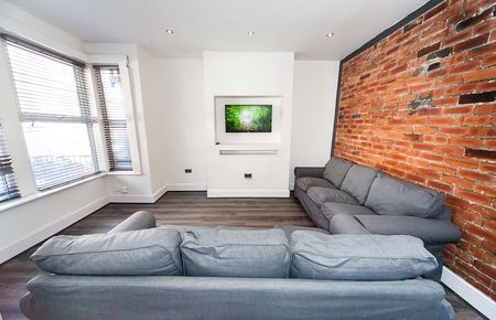 Burchett Grove, Woodhouse, Leeds, LS6 2JA - Photo 2