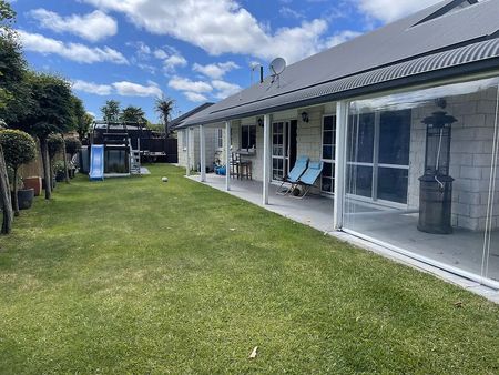 Excellent location and fully furnished!! - Photo 2