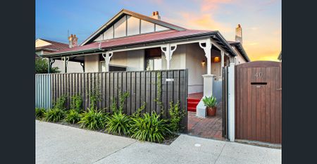 Fully Furnished - Spacious and Stylish Maisonette, Metres From Henley Square 6-12 month lease options. - Photo 2