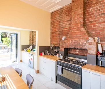 Fully Furnished, Power, Gas and Internet Included - Photo 2