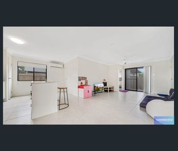 Stylish, Sleek & Surprisingly Spacious – 1-Bedroom Duplex Gem in Lo... - Photo 4