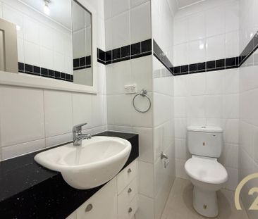 Newly Renovated 3 Bedroom Duplex! - Photo 4