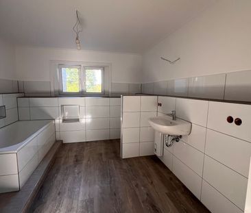 Komplett renovierte, wunderschöne 2,5-Zimmer-Altbauwohnung mit 2 Ba... - Foto 3