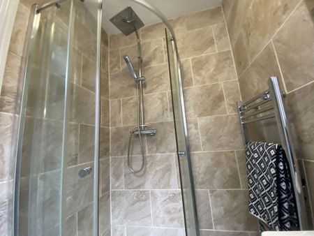 1 bedroom in a house share to rent - Photo 2