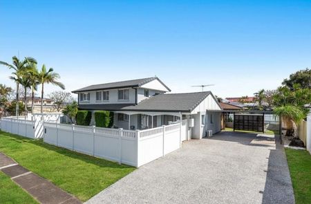 Beautifully Renovated Family Home with Pool in Prime Bayside Location - Photo 3