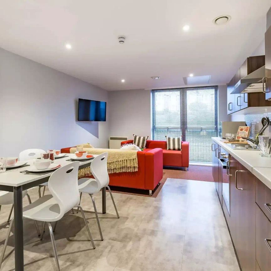 7 Bed Club Ensuite - Photo 1