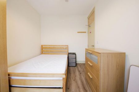 1 bedroom in a flat share to rent - Photo 3