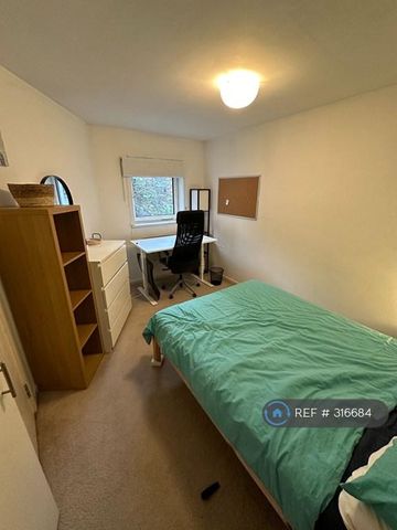 1 bedroom in a flat share to rent - Photo 4
