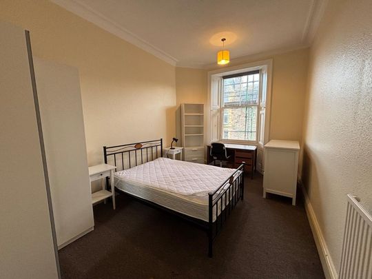 4 bedroom flat to rent - Photo 1
