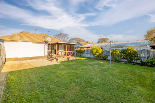 Three beds, four car garaging. Aranui - Photo 1