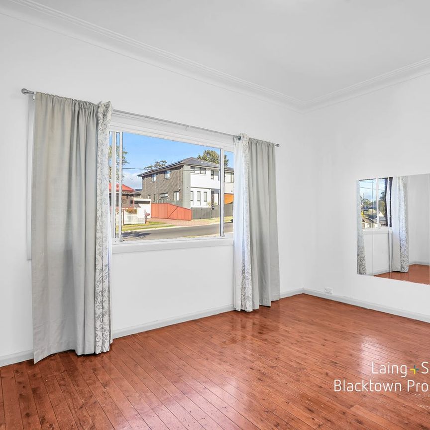 PRESENTING TO YOU A STUNNING SPACIOUS FAMILY HOME! - Photo 1