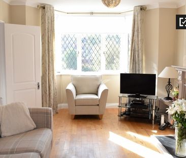 Bright room in 4-bedroom house in Riverston Abbey, Dublin - Photo 2