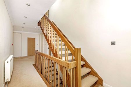 A spacious six bedroom house located in a gated development with a large private garden and garage. - Photo 5