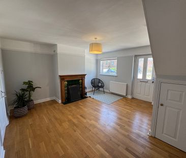 2 bed end of terrace house to rent in The Common, High Wycombe, HP14 - Photo 1