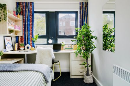 Large Ensuite: Three Bed Flat - Photo 2