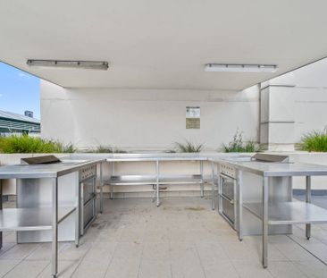 Renovated Loft with Air Conditioning at the heart of Broadway - Photo 6