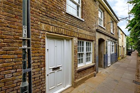 A lovely two bedroom ground floor flat forming part of a converted pub in Little Chelsea - Photo 2