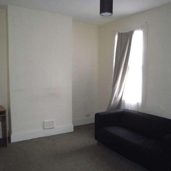 First Floor Flat, Samson Street, Plaistow, London, E13 - Photo 1