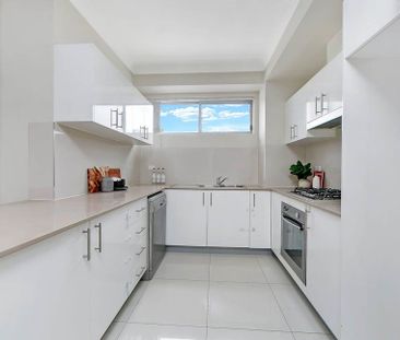 2 Bedroom Apartment Spacious & Sunny&excl; - Photo 5