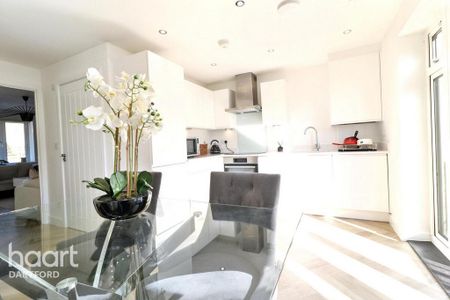 3 bedroom semi-detached house to rent - Photo 3