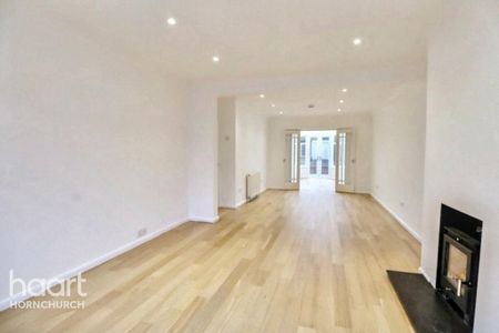 5 bedroom semi-detached house to rent - Photo 2