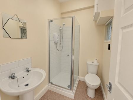 2 bed Apartment - To Let - Photo 4