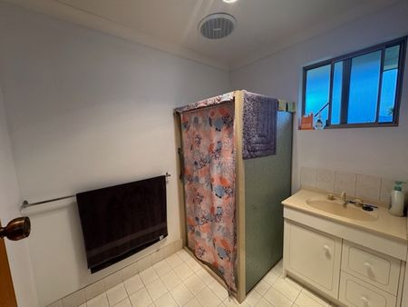 Easy Living 2-Bedroom Unit Near Town Centre - Photo 2