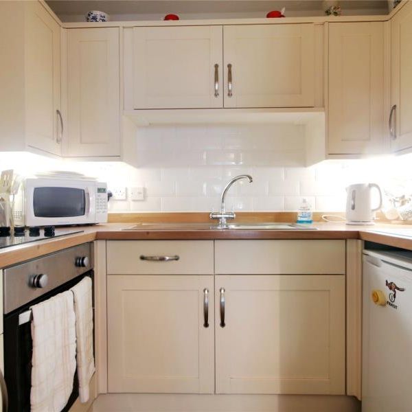 Cedar Court, Addlestone, Surrey, KT15 - Photo 1