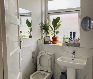 1 bedroom in a house share to rent - Photo 2