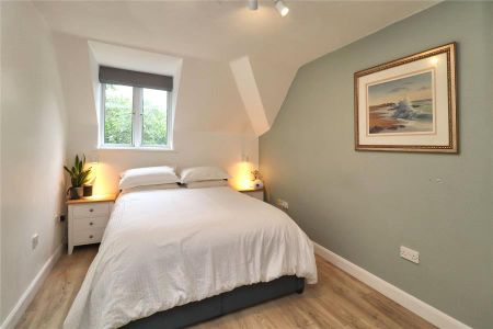 Oak House, Woking, Surrey, GU22 - Photo 5