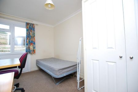 4 bedroom end of terrace house to rent - Photo 5