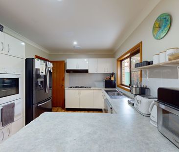 Beautifully presented 3 bedroom home with a shed - Photo 4