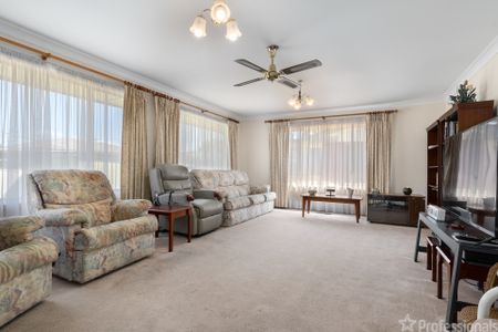 2 Redloum Place, Orange NSW 2800 - Photo 2